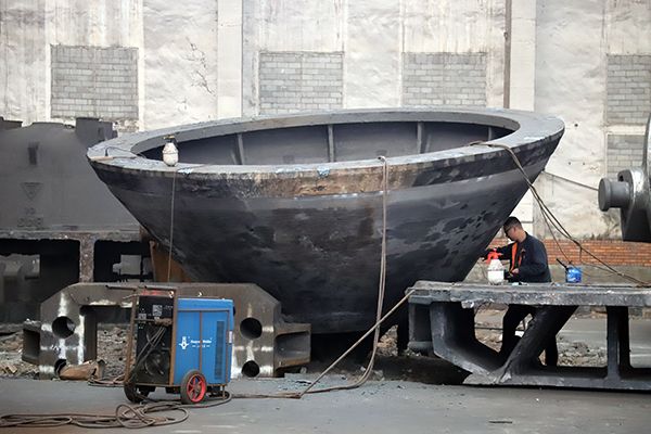 大型鑄造加工廠(chǎng)家的鑄造生產(chǎn)中的清理工作如何報(bào)質(zhì)量和安全