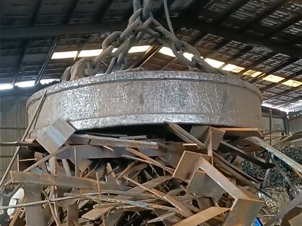 大型鑄造加工廠家用廢鋼生產(chǎn)大型鑄鋼件是如何解決成分不均勻的？