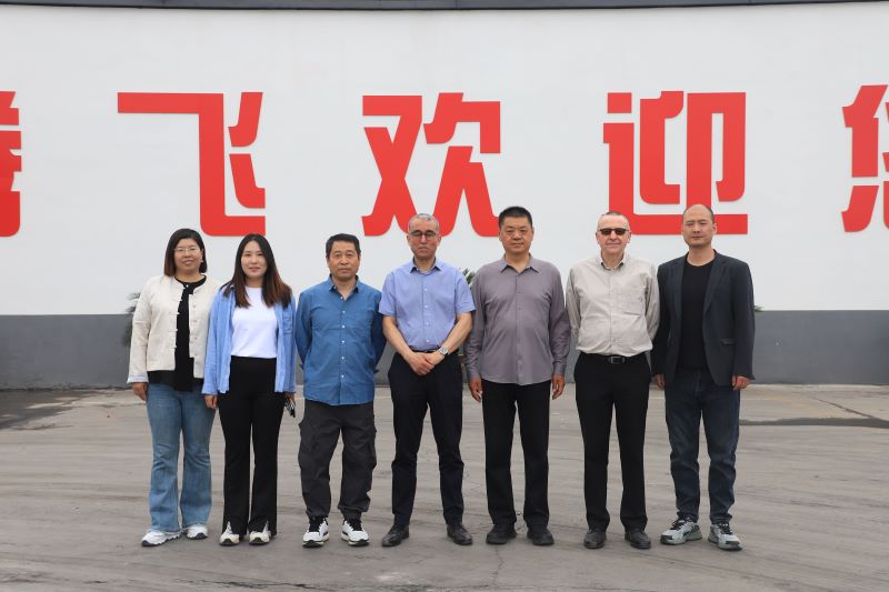 法孚集團(tuán)客戶蒞臨大型鑄造加工廠家-騰飛鑄鋼！